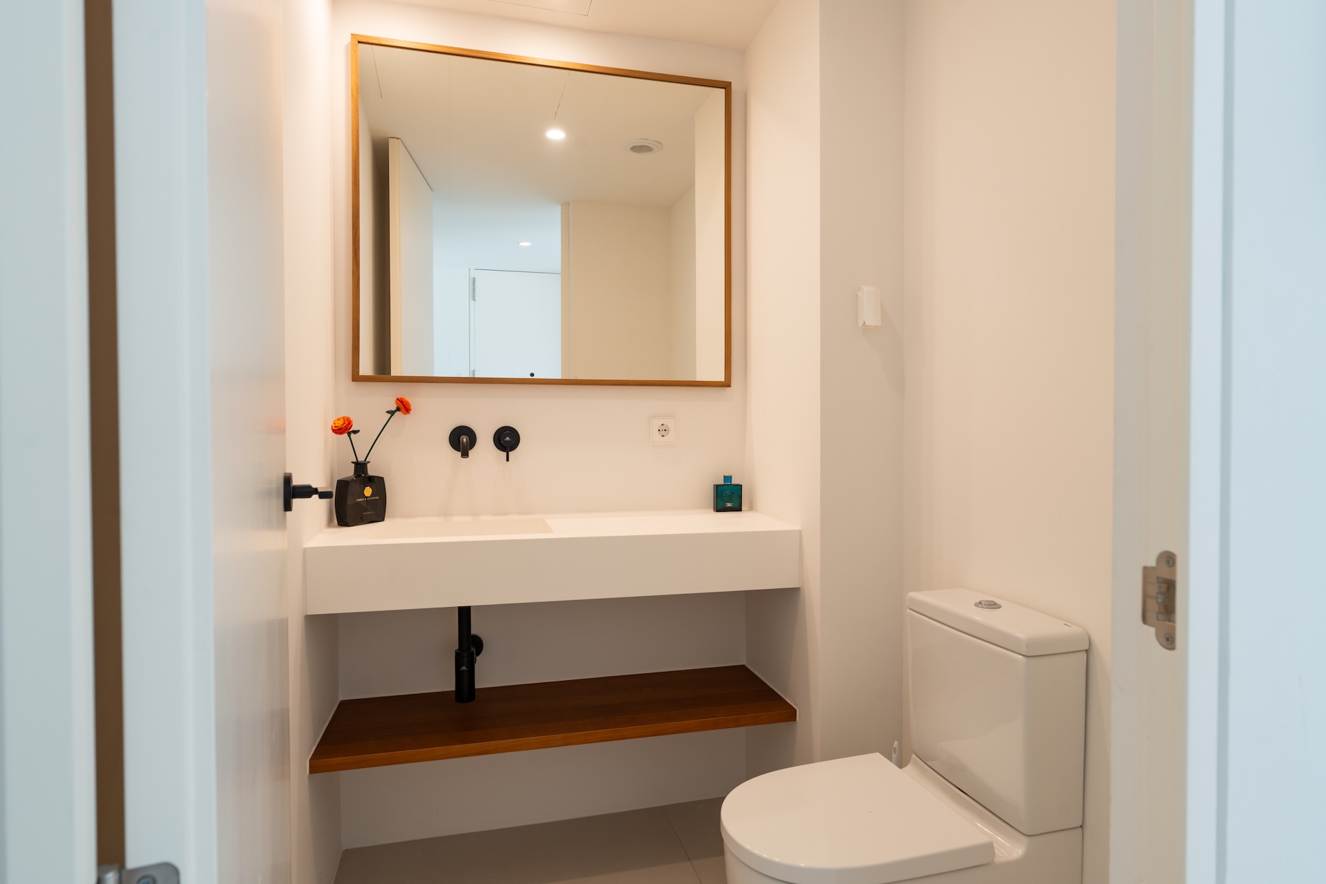 Resa Estates 3 slaapkamers Talamanca te koop sale Ibiza bathroom toilet.jpg